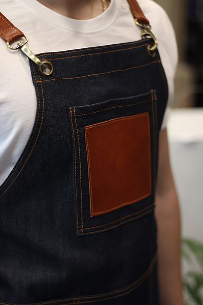 Ποδιά Τζιν Μπλέ με Δερμάτινη Τσέπη