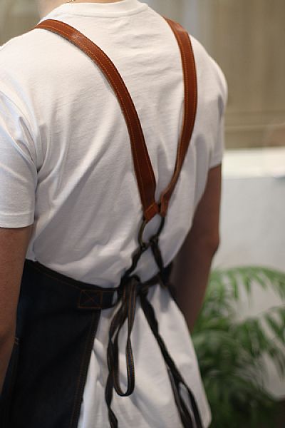 Ποδιά Τζιν Μπλέ με Δερμάτινη Τσέπη